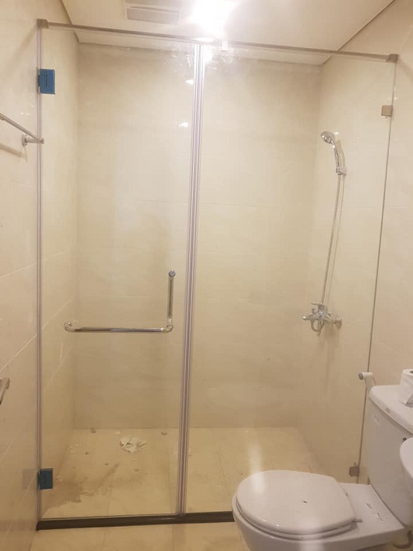 Bạn đang tìm kiếm giải pháp hoàn hảo cho không gian phòng tắm nhỏ của mình? Đến với cabin vách kính phòng tắm 90 độ, bạn sẽ được trải nghiệm một không gian tắm siêu thú vị và độc đáo như chưa từng thấy. Đây sẽ là điểm nhấn nổi bật của ngôi nhà của bạn. Hãy nhấn vào hình ảnh để khám phá thêm nhé!